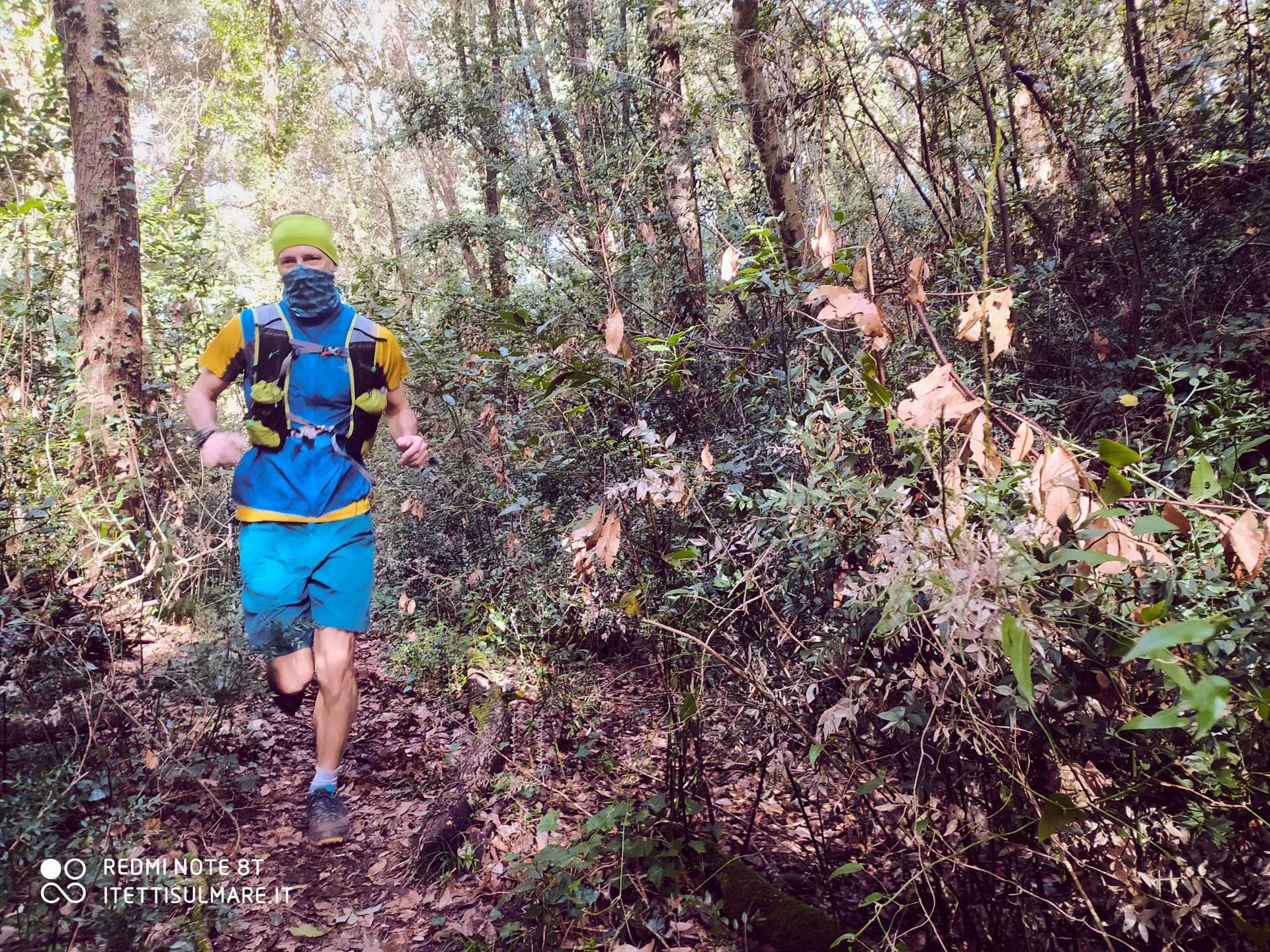 trailrunner lungo un sentiero nei pressi del borgo di Tellaro